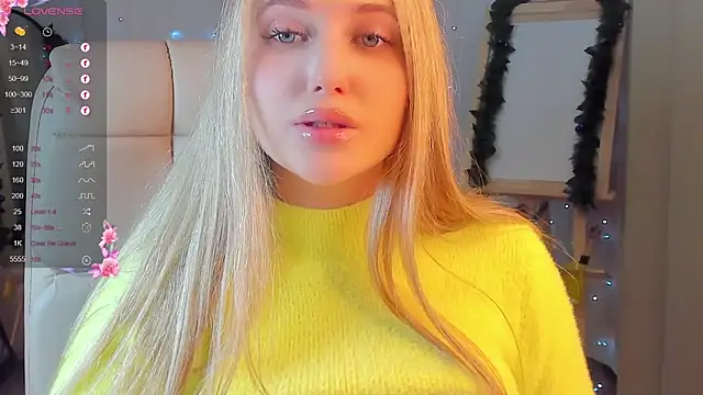Snapshot of Evacadooo chatting on 12, 12, 2024 Evacadooo online show from 12, 12, 2024