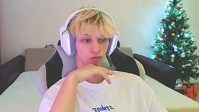 Snapshot of Ostin_meow chatting on 8, 1, 2025 Ostin meow online show from 8, 1, 2025