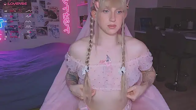 Snapshot of p1nkvenom chatting on 12, 11, 2025 p1nkvenom online show from 12, 11, 2025