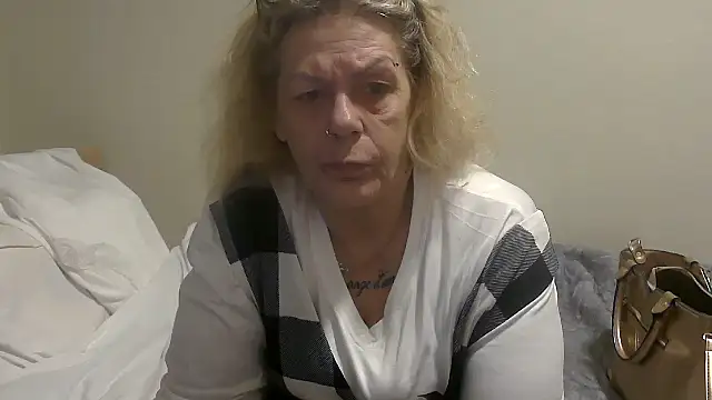 Snapshot of housewife_shantie chatting on 10, 10, 2025 housewife shantie online show from 10, 10, 2025