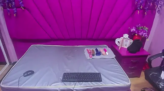 Snapshot of alaha_evans chatting on 2, 2, 2025 alaha evans online show from 2, 2, 2025