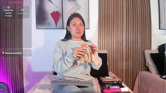 Snapshot of Ella_Rousse chatting on 8, 10, 2025 Ella Rousse online show from 8, 10, 2025