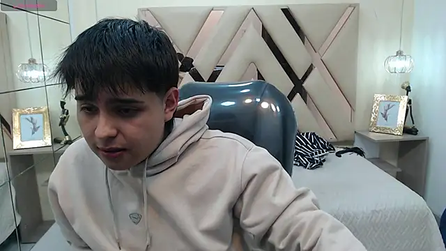 Snapshot of AndrewPherson chatting on 1, 2, 2025 AndrewPherson online show from 1, 2, 2025