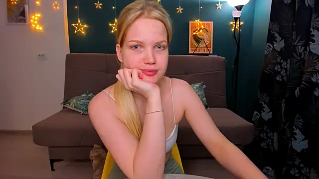 Snapshot of Xloe_Queen chatting on 9, 2, 2025 Xloe Queen online show from 9, 2, 2025