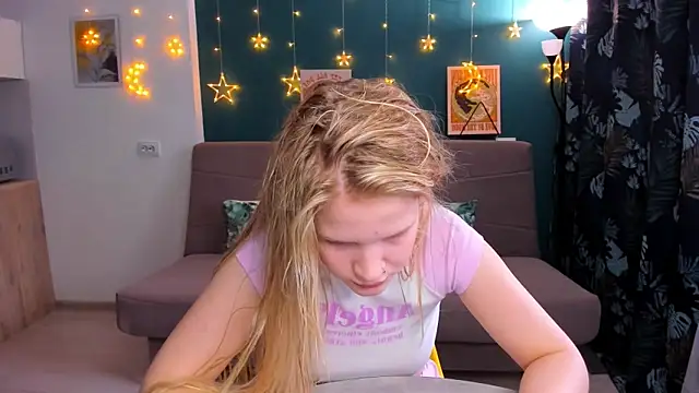 Snapshot of Xloe_Queen chatting on 1, 3, 2025 Xloe Queen online show from 1, 3, 2025