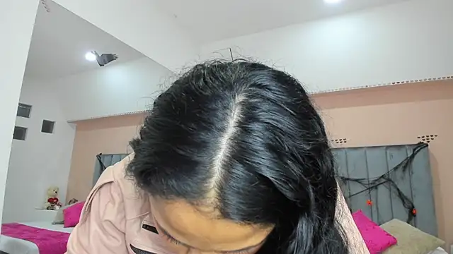 Giselle Roldan online show from 15, 10, 2025