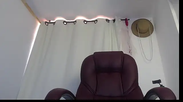 Snapshot of Xileny-Halliwey chatting on 8, 2, 2026 Xileny-Halliwey online show from 8, 2, 2026