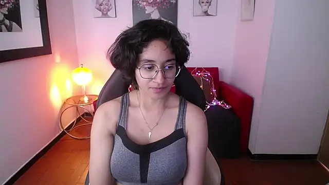 Lili Gomez  online show from 18, 2, 2025