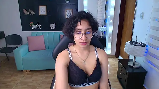 Lili Gomez  online show from 8, 3, 2025