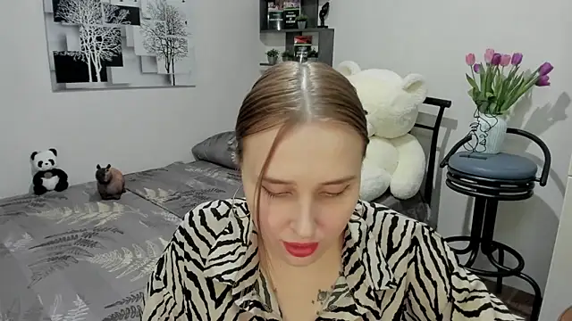 LinaTruly online show from 8, 3, 2025