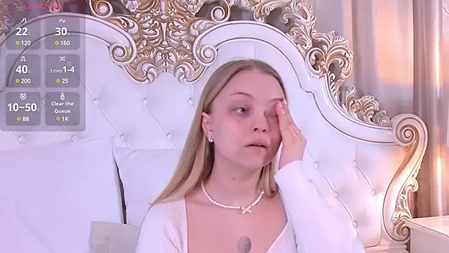 Snapshot of DorisHell chatting on 8, 2, 2025 DorisHell online show from 8, 2, 2025