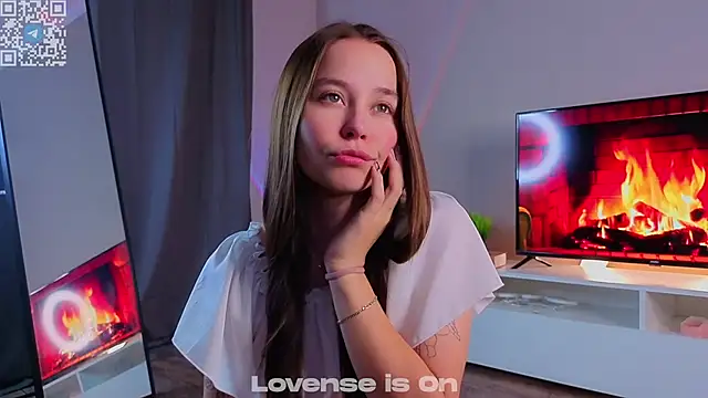 Snapshot of FalineDowlen chatting on 24, 11, 2025 FalineDowlen online show from 24, 11, 2025