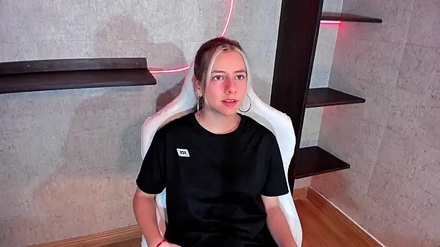 Snapshot of ArtemisaBlake chatting on 4, 1, 2025 ArtemisaBlake online show from 4, 1, 2025