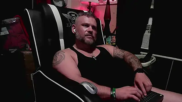 Snapshot of TwoFarty240 chatting on 16, 9, 2025 TwoFarty240 online show from 16, 9, 2025