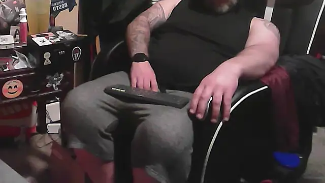 Snapshot of TwoFarty240 chatting on 20, 10, 2025 TwoFarty240 online show from 20, 10, 2025