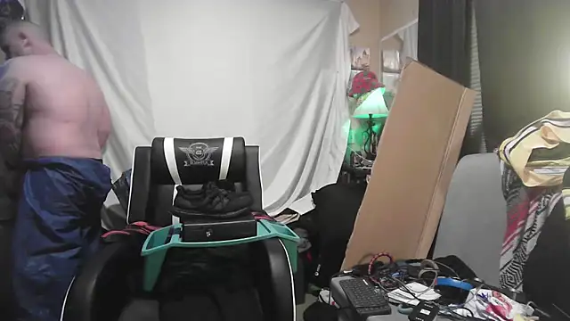 Snapshot of TwoFarty240 chatting on 8, 1, 2026 TwoFarty240 online show from 8, 1, 2026