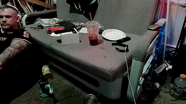 Snapshot of TwoFarty240 chatting on 19, 3, 2026 TwoFarty240 online show from 19, 3, 2026