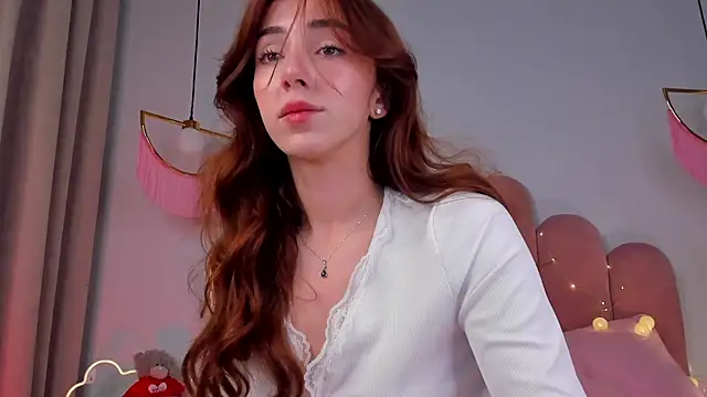 Snapshot of ElsaYoung chatting on 8, 1, 2025 ElsaYoung online show from 8, 1, 2025