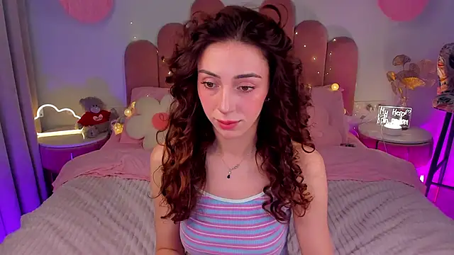 Snapshot of ElsaYoung chatting on 1, 2, 2025 ElsaYoung online show from 1, 2, 2025