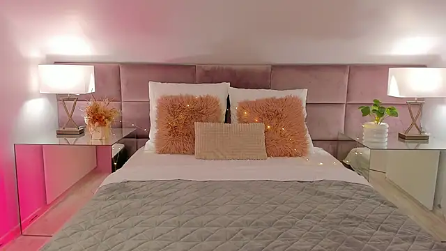 Snapshot of ElsaYoung chatting on 12, 3, 2025 ElsaYoung online show from 12, 3, 2025