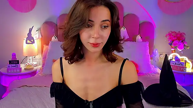 Snapshot of ElsaYoung chatting on 30, 10, 2025 ElsaYoung online show from 30, 10, 2025