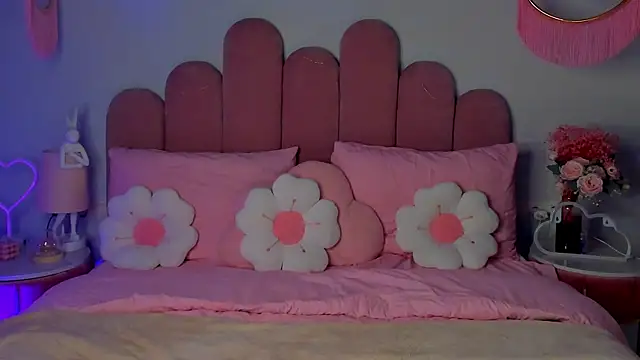 Snapshot of ElsaYoung chatting on 14, 11, 2025 ElsaYoung online show from 14, 11, 2025