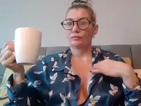 Englishhotwife4u online show from 22, 12, 2024