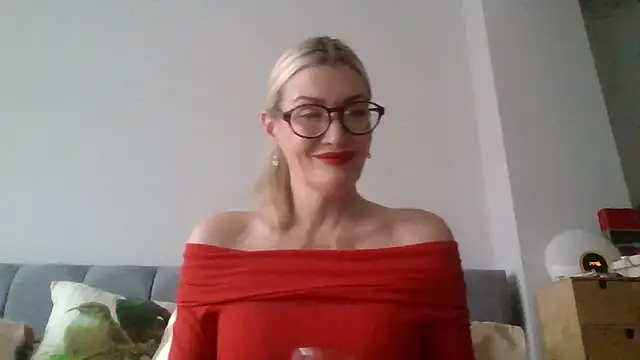 Englishhotwife4u online show from 23, 12, 2024