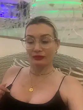 Englishhotwife4u online show from 1, 1, 2025