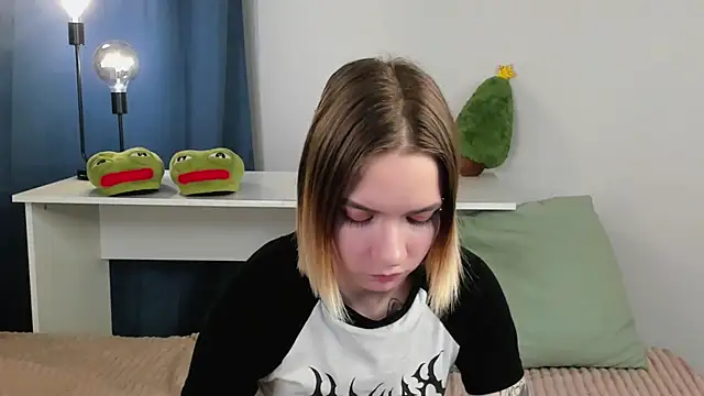 DaisyColl online show from 21, 12, 2024