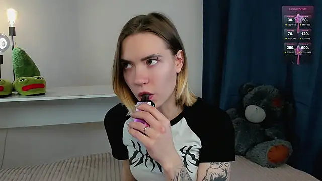 DaisyColl online show from 20, 1, 2025