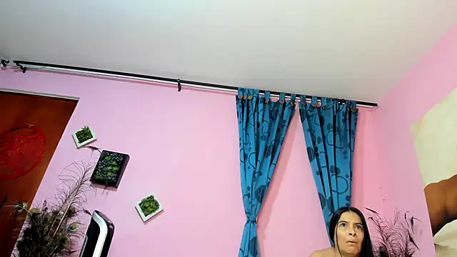 Snapshot of miss--flora chatting on 20, 11, 2025 miss--flora online show from 20, 11, 2025