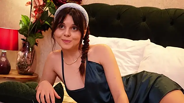 Snapshot of MilenaLyn chatting on 28, 12, 2024 MilenaLyn online show from 28, 12, 2024