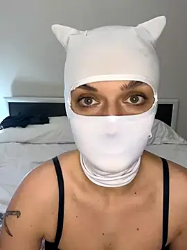 Nikki Hoee online show from 13, 11, 2025