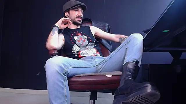 Snapshot of AxelColton chatting on 18, 10, 2025 AxelColton online show from 18, 10, 2025