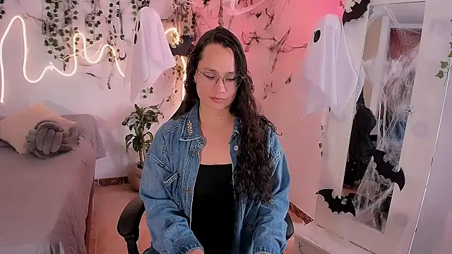 Snapshot of emmaTorres1 chatting on 22, 10, 2025 emmaTorres1 online show from 22, 10, 2025