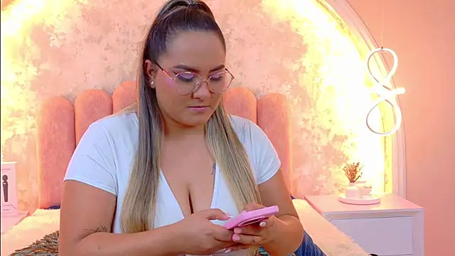 Snapshot of MiaLaurents chatting on 10, 2, 2026 MiaLaurents online show from 10, 2, 2026