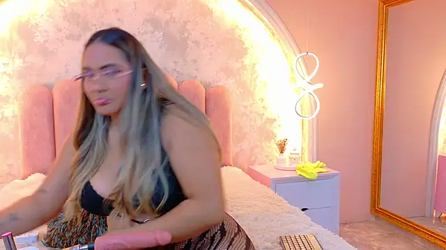 Snapshot of MiaLaurents chatting on 22, 2, 2026 MiaLaurents online show from 22, 2, 2026