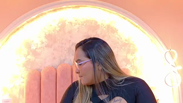 Snapshot of MiaLaurents chatting on 4, 3, 2026 MiaLaurents online show from 4, 3, 2026