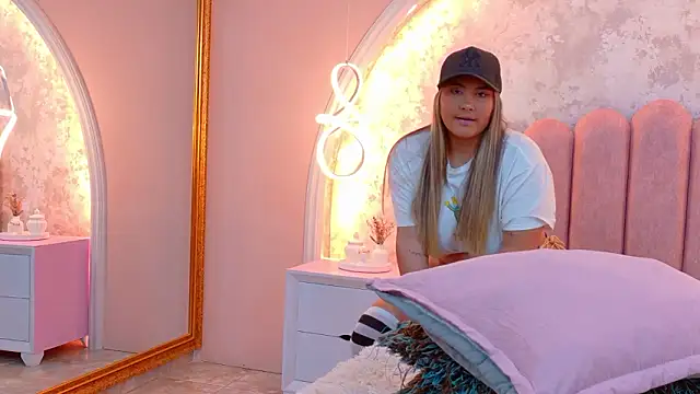 Snapshot of MiaLaurents chatting on 21, 3, 2026 MiaLaurents online show from 21, 3, 2026