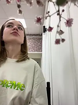 KiraMyers online show from 10, 3, 2025