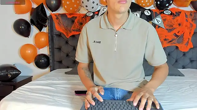 Snapshot of two_milkyway chatting on 13, 10, 2025 two milkyway online show from 13, 10, 2025