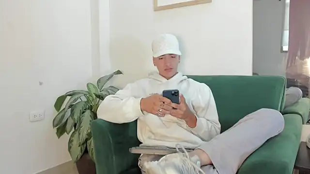 Snapshot of two_milkyway chatting on 13, 11, 2025 two milkyway online show from 13, 11, 2025