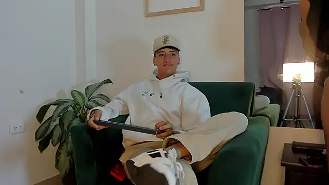 Snapshot of two_milkyway chatting on 20, 11, 2025 two milkyway online show from 20, 11, 2025