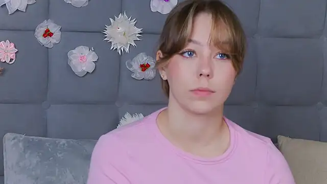 Snapshot of TheEmma chatting on 5, 10, 2025 TheEmma online show from 5, 10, 2025