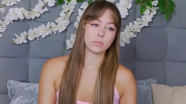 Snapshot of TheEmma chatting on 24, 11, 2025 TheEmma online show from 24, 11, 2025