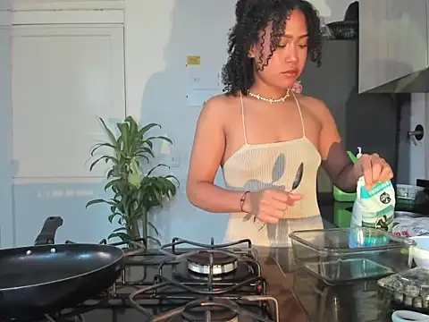 Snapshot of bronwgirl69 chatting on 16, 10, 2025 bronwgirl69 online show from 16, 10, 2025