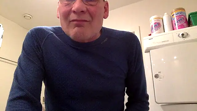 Snapshot of Parleg2 chatting on 21, 11, 2025 Parleg2 online show from 21, 11, 2025