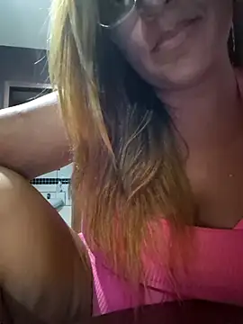 Snapshot of AliceRuivinha2 chatting on 6, 3, 2025 AliceRuivinha2 online show from 6, 3, 2025