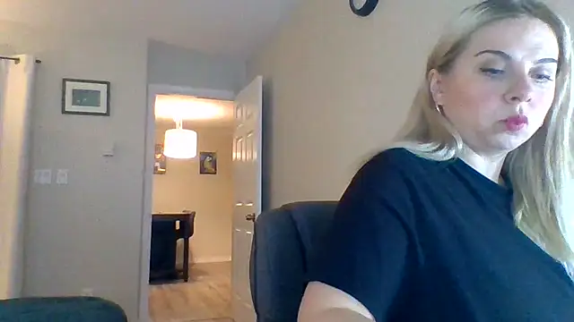 Snapshot of HappyIva chatting on 18, 10, 2025 HappyIva online show from 18, 10, 2025